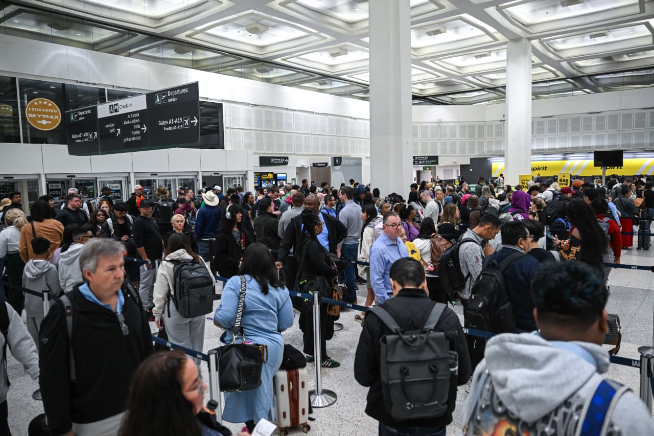 Antrian panjang pelancong di bandara akibat shutdown pemerintah AS