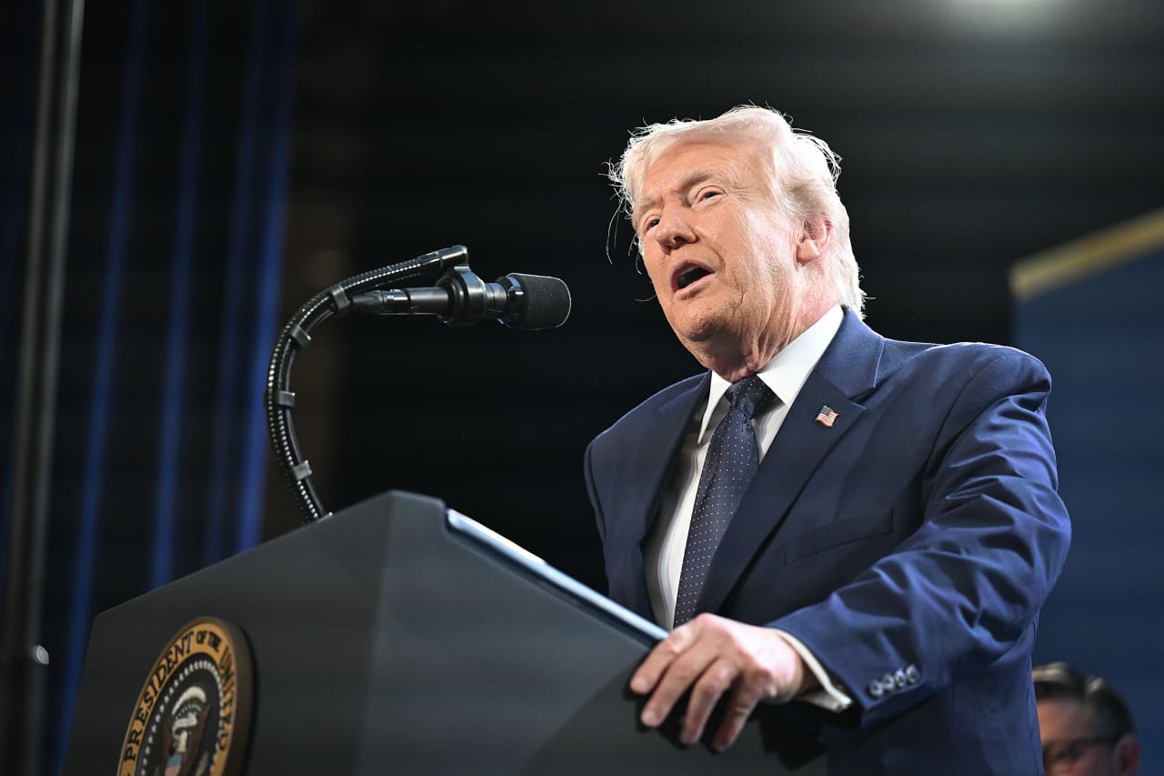 Donald Trump mengumumkan penghapusan sanksi minyak untuk menurunkan harga