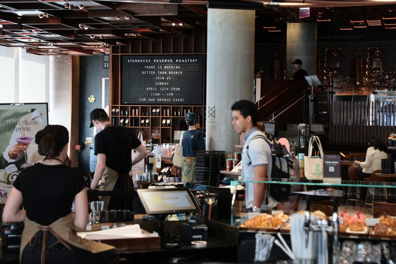 Starbucks toko kopi dengan program bonus dan tip untuk karyawan