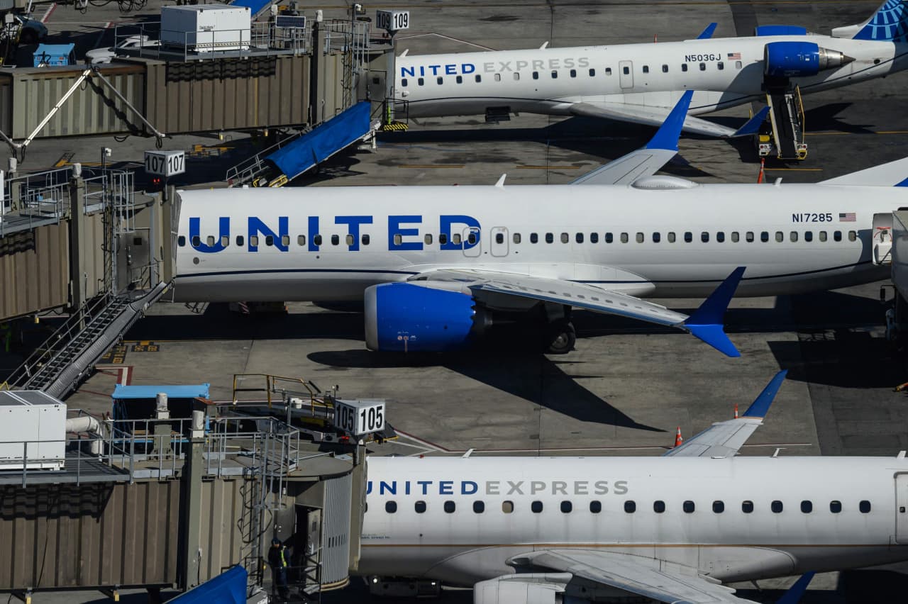 Kenaikan harga tiket pesawat oleh United Airlines dan dampaknya